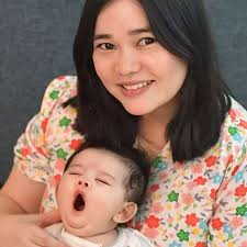 9 Momen Olivia Allan momong anak, parasnya dengan sang putri disebut plek  ketiplek