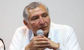 Adán Augusto López arropa en el Senado a allegados