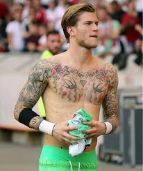 El arquero del liverpool cometió errores determinantes que favorecieron al real madrid y recibió cargadas en las redes. German Soccer Player Loris Karius Shirtless Showing Off His Tattoo Soccer Players Shirtless Shirtless Celebrities