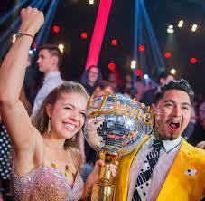 Die österreicherin wirke gekünstelt und trage ihre texte steif vor, heißt es vermehrt. Victoria Swarovski Ist Siegerin Von Let S Dance Welt