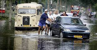 Dijkdoorbraak in wilnis op 26 augustus 2003. Naweeen Van Een Zomerse Watersnood Nrc