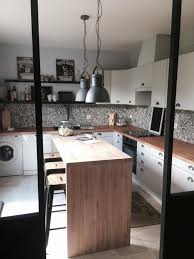 Meubles De Cuisine Blancs Plan De Travail Et Ilot En Bois Clair Cuisines Deco Meuble Cuisine Blanc Meuble Cuisine