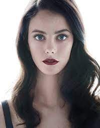 A light cosmetic routine makes this combination pop. Dark Hair And Blue Eyes Google Search Actresses With Black Hair Black Hair Blue Eyes Black Hair Green Eyes