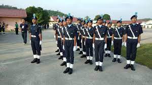 Dengan pantas angkat kaki kiri separas angklet bawa ke sebelah kiri supaya terdengar satu bunyi dengan kiraan. Perkhemahan Kor Kadet Polis Peringkat Kebangsaan Tahun 2019 Kuala Kubu Bharu 17 Julai 2019 Pertandingan Kawad Kaki Berpasukan Lelaki Wanita Dan Kawad Kaki Individu Lelaki Wanita Pada Perkhemahan Kor Kadet Polis Peringkat Kebangsaan