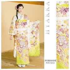 新作 振袖 のご紹介です 白 地に レモンイエロー の振袖 色のグラデーションが珍しい一枚です 古典 の和花が素敵 百花 百花着物 わっぴぃ 振袖レンタル 成人式 20歳 振袖選び 着物好き 藤沢opa 藤沢 鎌倉 茅ヶ崎 大船 イオ 振袖 色