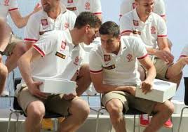 Czemu w opisie jest borussi z manchesterem jak w filmiku są błaszczykowski i lewandowski z borussi oraz szczęsny z arsenalu? Lewandowski Szczesny Piszczek I Blaszczykowski Spiskuja Przeciw Fornalikowi Super Express