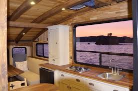 Le Koroc Un Bateau Maison Ecologique Pour Les Amateurs De Peche En 2020 Maison Bateau Maison Maison Ecologique