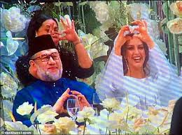 Muhammad v, malaysia's 15th king, had recently taken a leave of absence for medical reasons. Former Miss Moscow 25 Marries Malaysia S King Muhammad V 49 After Converting To Islam Express Digest