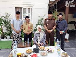 Abdurrahman al kautsar yang di ruclip terkenal dengan gus kautsar dari ploso kediri gula dwi ning jazil adalah istri gus kautsar ploso kediri. Kajari Kabupaten Kediri Silaturahmi Ke Pengasuh Ponpes Al Falah Beritajatim Com