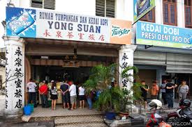 If they (nasi kandar shop & nasi padang) are side by side and both taste good based on experience or recommendation, generally, i love them both but i would go for nasi padang because of the wide variety of dishes and i can't find it as easily as nasi kandar where i live now. Nasi Kandar Ayam Merah Nasi Ganja Yong Suan Ipoh