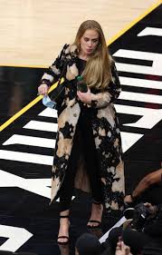 They have mutual friends in common, a source tells people of adele and her new beau rich paul, whom she's been dating for a few months. Adele S Latest Appearance Causes A Stir Amid Weight Loss Transformation As She Showcases Never Ending Legs Hello