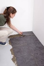 Grâce aux conseils de notre expert bricolage, la pose du carrelage au sol n'aura plus de secrets pour vous. 23 Idees De Pose Carrelage Carrelage Poser Du Carrelage Tete De Lit En Lambris