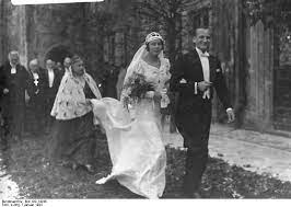 Weitere ideen zu rede hochzeit, hochzeitsreden, hochzeit. File Bundesarchiv Bild 102 14245 Hochzeit Des Fursten Von Und Zu Stolberg Jpg Braut Schone Brautkleider Hochzeitskleider Vintage