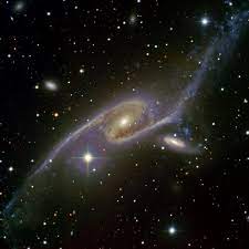 Una galaxia espiral barrada es una galaxia espiral con una banda central de estrellas brillantes que abarca de un lado a otro de la galaxia. El Baile De Las Galaxias Ngc 6872 E Ic 4970 Naukas
