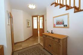 Nun haben wir auch das angebot für unsere doppelflügeltür zwischen flur und wohnzimmer erhalten. Diele Mit Doppelflugeltur Zum Wohnzimmer Eifel Makler
