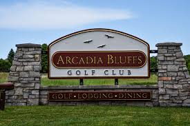 The first four holes as i remember were straight foward, going away from the lake, nothing particularly difficult. Arcadia Bluffs
