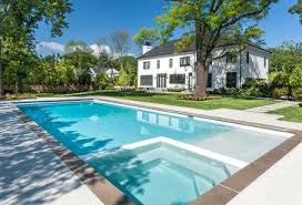 Pool With Spa And Splash Pad Rectangular Pools Can Look Soooo Chic Backyard Pool Landscaping Backyard Pool Designs Rectangular Pool