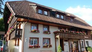 Erdbauer und unser von schwörer haus bestellter bauleiter koordinieren gemeinsam die fertigstellung der bodenplatte und die zur hausmontage erforderlichen maßnahmen. Ferienhaus Schworer Feldberg Hochschwarzwald Unterkunfte