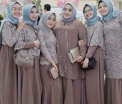31 oktober 2018 berbagai model gamis pesta untuk orang tua akan kami sajikan untuk kamu yang sekarang sedang mencari model gamis pesta untuk orang tua sebagai perbandingan dalam memilih model gamis yang dapat menemani gaya penampilan kaum muslimah saat mengerjakan rutinitas sehari hari. 30 Gamis Brokat Untuk Orang Tua Model Baju Gamis Celana Sepatu