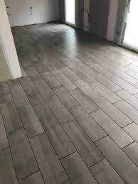 pose de carreaux de type lame imitation parquet imitation parquet carrelage parquet