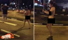Dua lelaki yang didakwa memperkosa remaja berusia 17 tahun diarak dalam keadaan berbogel dengan kedua tangan mereka terikat di belakang selain turut ditampar oleh penduduk wanita. Dah Kenapa Wanita Singapura Ni Berbogel Di Tengah Jalan Utaranews