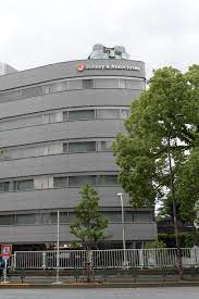 ただし、元々は代表・ジャニー喜多川の個人事務所で正式名はなく「ジャニーズの所属事務所」の意でこの名を使用していた。 一般には アイドル の事務所と誤解されるが、本来は ミュージカル 俳優の事務所である。 ã‚¸ãƒ£ãƒ‹ãƒ¼ã‚ºäº‹å‹™æ‰€ ï¼–äººãã‚Œãžã‚ŒãŒãƒ•ã‚¡ãƒ³ã«æ„Ÿè¬ éŒ¦æˆ¸äº®ã®è„±é€€ äº‹å‹™æ‰€é€€æ‰€ å…¨æ–‡ èŠ¸èƒ½ ãƒ‡ã‚¤ãƒªãƒ¼ã‚¹ãƒãƒ¼ãƒ„ Online