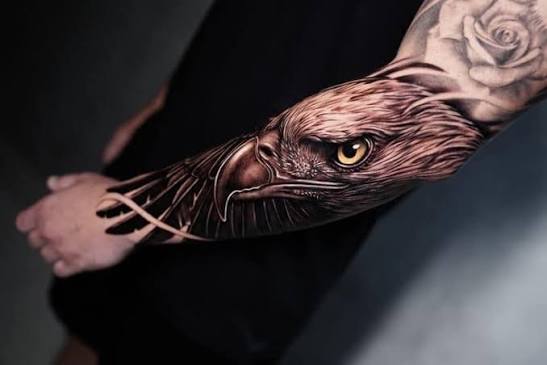 Ideas y Significado de Tatuajes de Águila Los tatuajes de águila son una elección popular que combina un diseño imponente con un simbolismo profundo. Este majestuoso animal ha sido admirado a lo