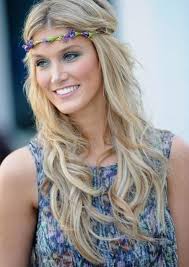 Offene Haare Lassig Gewellt Boho Frisur Mit Wellen Selber Machen Boho Frisuren Lassige Frisuren Hippie Frisur