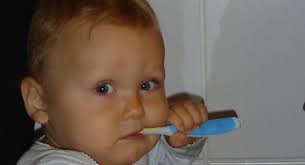 Oder die zähne brechen in einer vollkommen anderen reihenfolge durch. Baby Zahne Richtig Putzen Zahnpflege Von Anfang An Hebammenblog De
