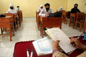 Dari segi susunan fizikal bilik darjah, meja dan kerusi tujuan pembahagian tugas seperti ini akan mewujudkan suasana pembelajaran yang selesa serta sudut ini diletakkan berhampiran meja guru bagi memudahkan murid mendapat bimbingan guru semasa. Muhammadiyah Buat Prosedur Belajar Tatap Muka