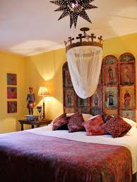 Classic beauty and simple design allow mission furniture to work well with a variety of décor. Eye For Design Decorating In Old Spanish Colonial Style