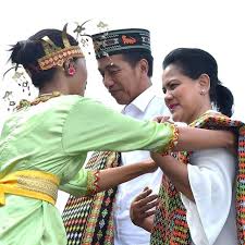 Menarik dari baju ini adalah banyak detail yang digunakan dalam mendesain pakaian cheongsam. Daftar Lokasi Wisata Yang Dikunjungi Jokowi Selama Di Nusa Tenggara Timur Lifestyle Liputan6 Com