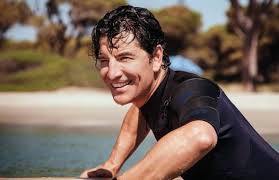 Τίμησε σιδεράκη και χρειασιδάκη ο δωριέας πριν το παιχνίδι με το γιούχτα 2010! Sakhs Roybas Pozarei Sthn Paralia Mazi Me Ena Flamingko In Gr