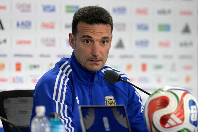 HLV Scaloni lên tiếng khi Argentina bị tố cáo được FIFA thiên vị | Báo Dân trí