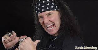 Qui est le meilleur chanteur d'AC/DC : BON SCOTT ou BRIAN JOHNSON ? Le  chanteur originel d'AC/DC, DAVE EVANS, donne son avis