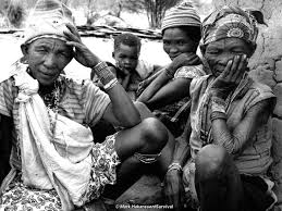 The white people there are about 75 000 namibians of european descent, approximately two thirds of these speak afrikaans, one quarter german and most of the rest english and a few speak portuguese. Bushmen