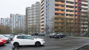 Sozialwohnung — die sozialwohnung, en (mittelstufe) eine billige wohnung für arme menschen, die aus öffentlichen mitteln gebaut wird beispiel. Zu Wenige Sozialwohnungen Fur Fluchtlinge Bis Zu Funf Jahre Wartezeit