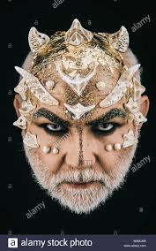 Fotos bearbeiten kostenlos und halloween schminken männer mit bart. Mann Mit Goldenen Reptilian Haut Und Weissen Bart Monster Mit Scharfen Dornen Und Warzen Im Gesicht Horror Und Fantasy Daemon Kopf Mit Boser Blick Auf Stockfotografie Alamy