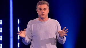 O apresentador da rede globo vai finalmente anunciar que tomará conta dos domingos da emissora a partir do ano que vem, garante portal. Luciano Huck Rebels With Decision Criticizes Bolsonaro And Points Out Sadism Newswep