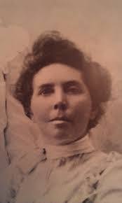 Ellen Hackett's Instagram, Twitter & Facebook