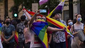 Sin embargo, desde hace unos años, es una tradición que los días que anteceden a esta fecha se marcan en el calendario con diferentes actividades dentro del colectivo, además de que, por lo general, la marcha del orgullo se lleva a cabo un sábado antes de dicho día. Wcdpukhrul8cfm