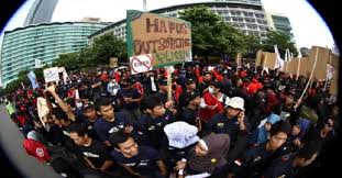 Tahukah anda, mengapa tanggal ini dijadikan sebagai momen berharga bagi para buruh? Hari Buruh Sedunia Netizen Gaungkan Mayday Di Twitter