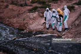 The town borders singapore to the south, the city of johor bahru (jb) to the west, the town of kota tinggi to the north and the town of pengerang to the east. Sungai Kim Kim Pollution Trial Begins Today
