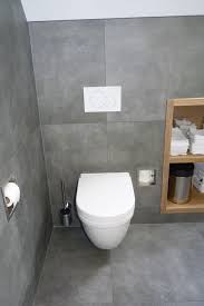 stoere moderne badkamer met grote betonlook tegels van de vtwonen mold tegel serie prachtig in combinatie met de w badkamer badkamer modern badkamer betegelen