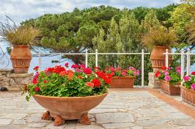 Large white ceramic plant stand for planter/jardiniere 42cm tall. Comment Deplacer Des Pots De Fleurs Lourds Les Serruriers Du Paysage