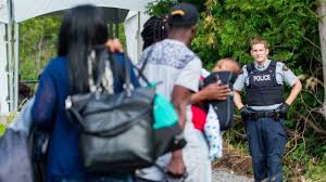 Una de ellas, la ubicada entre canadá y estados unidos, lo cual ha afectado la vida de miles de pacientes estadounidenses, que estaban acostumbrados a comprar. 5 Curiosidades Que Quiza No Sabias Sobre La Frontera Entre Estados Unidos Y Canada Bbc News Mundo