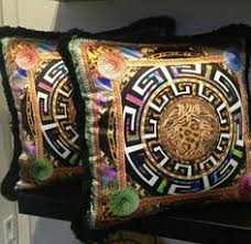 Le splendide fantasie sono l'ideale per conferire un sapore rustico alla vostra casa. 78 Idee Su Versace Cuscini Versace Cuscini Versace Home