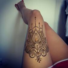 Brown Henna Temporary Tattoo On The Thigh Of A Slim Woman Dressed In Red And White Shorts And Wearing Red N In 2020 Henna Thigh Tattoo Thigh Henna Henna Tattoo Designs