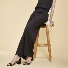 Le pantalon est, aujourd'hui, la pièce fétiche incontournable de notre dressing, en toute occasion. Pantalon Large Uni Taille Elastique Froncee Femme Noir 3 Suisses