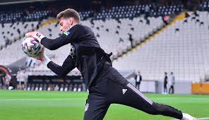 Babası semih yuvakuran'ın da eski milli futbolcu olduğunu anlatan. Besiktas Ta Utku Yuvakuran Icin Yeni Karar Orta Cizgi Besiktas Haberleri Besiktas Transfer Haberleri